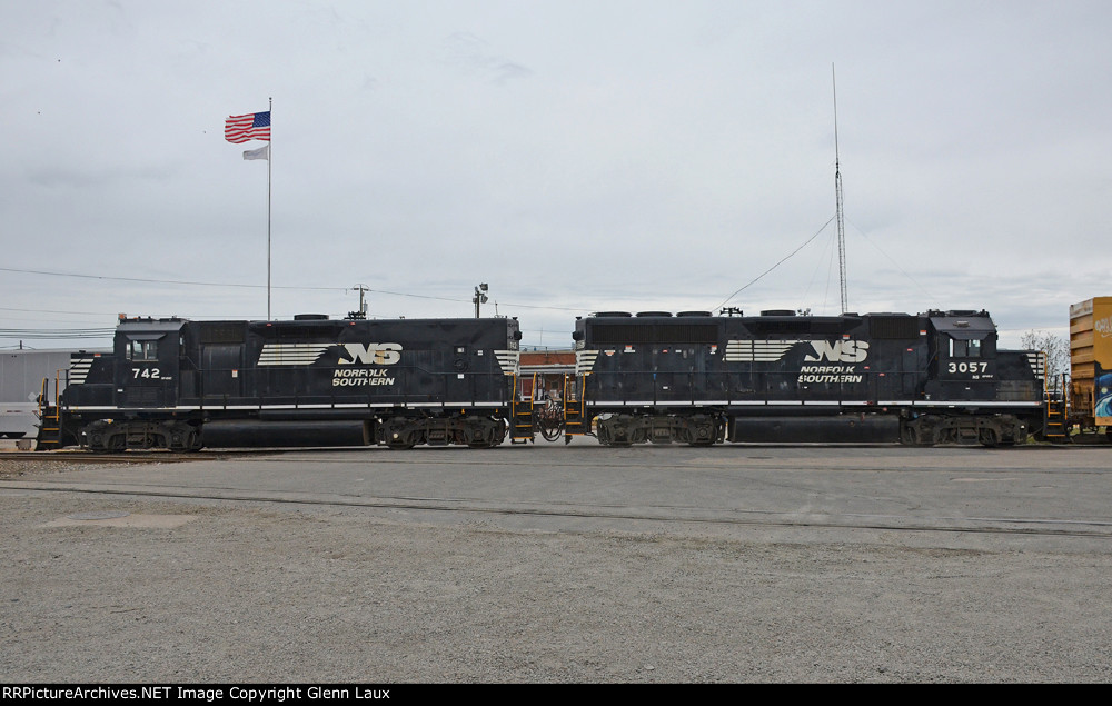 NS 3057 and NS 742 are a Mother-Slug set switching out the Westrock paper mill